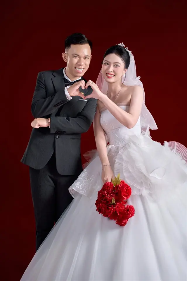 Concept studio phông đỏ — ảnh 2