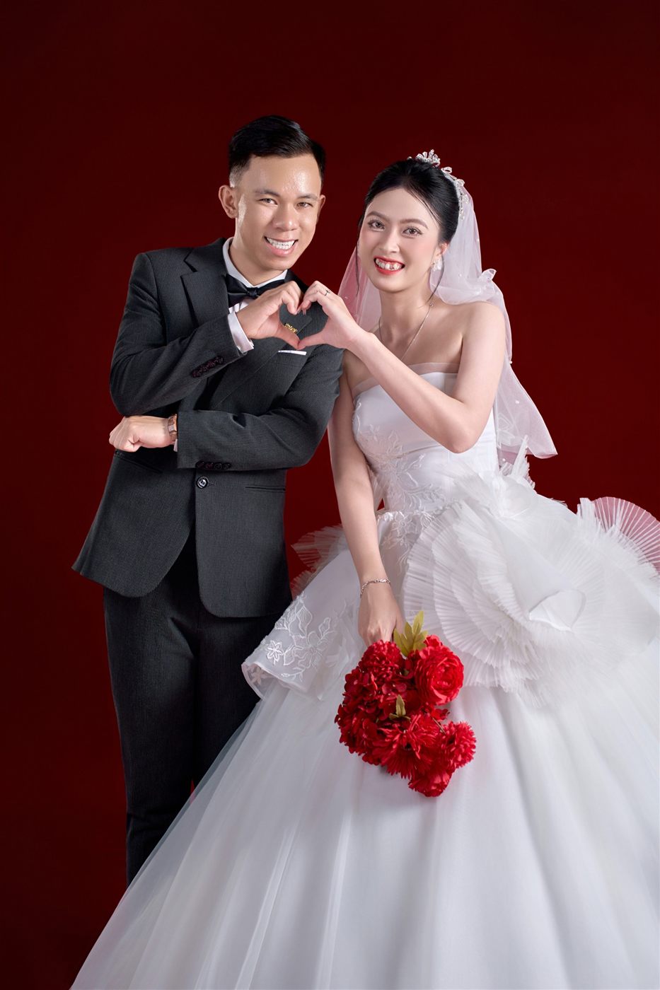 Ảnh cưới studio phông đỏ Pleiku