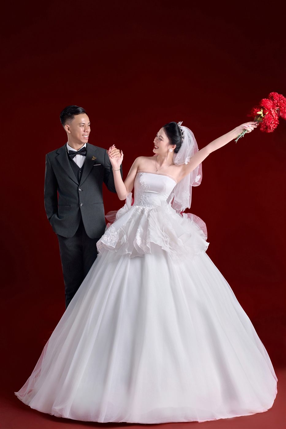 Ảnh cưới studio phông đỏ Pleiku