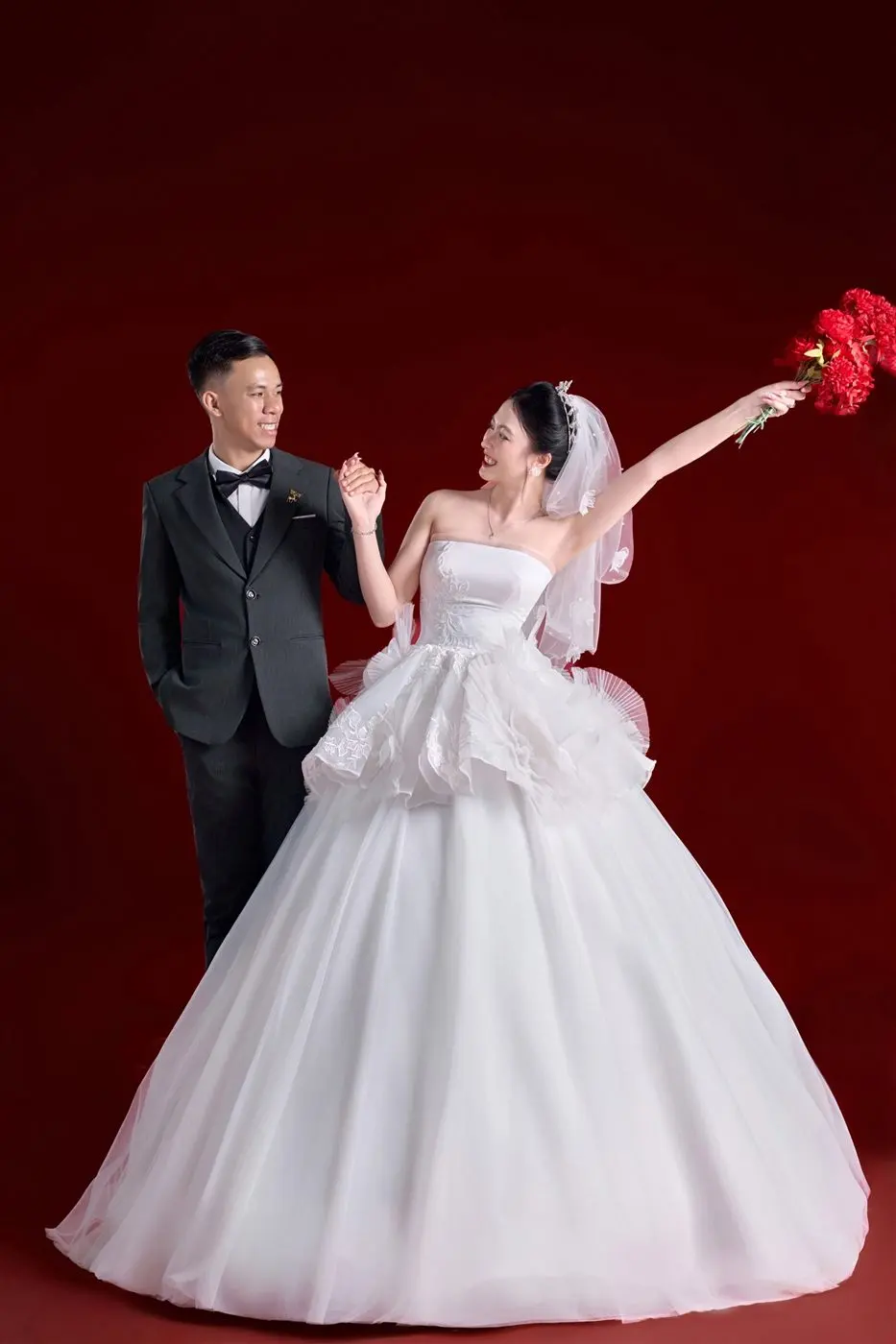 Ảnh cưới studio phông đỏ Pleiku