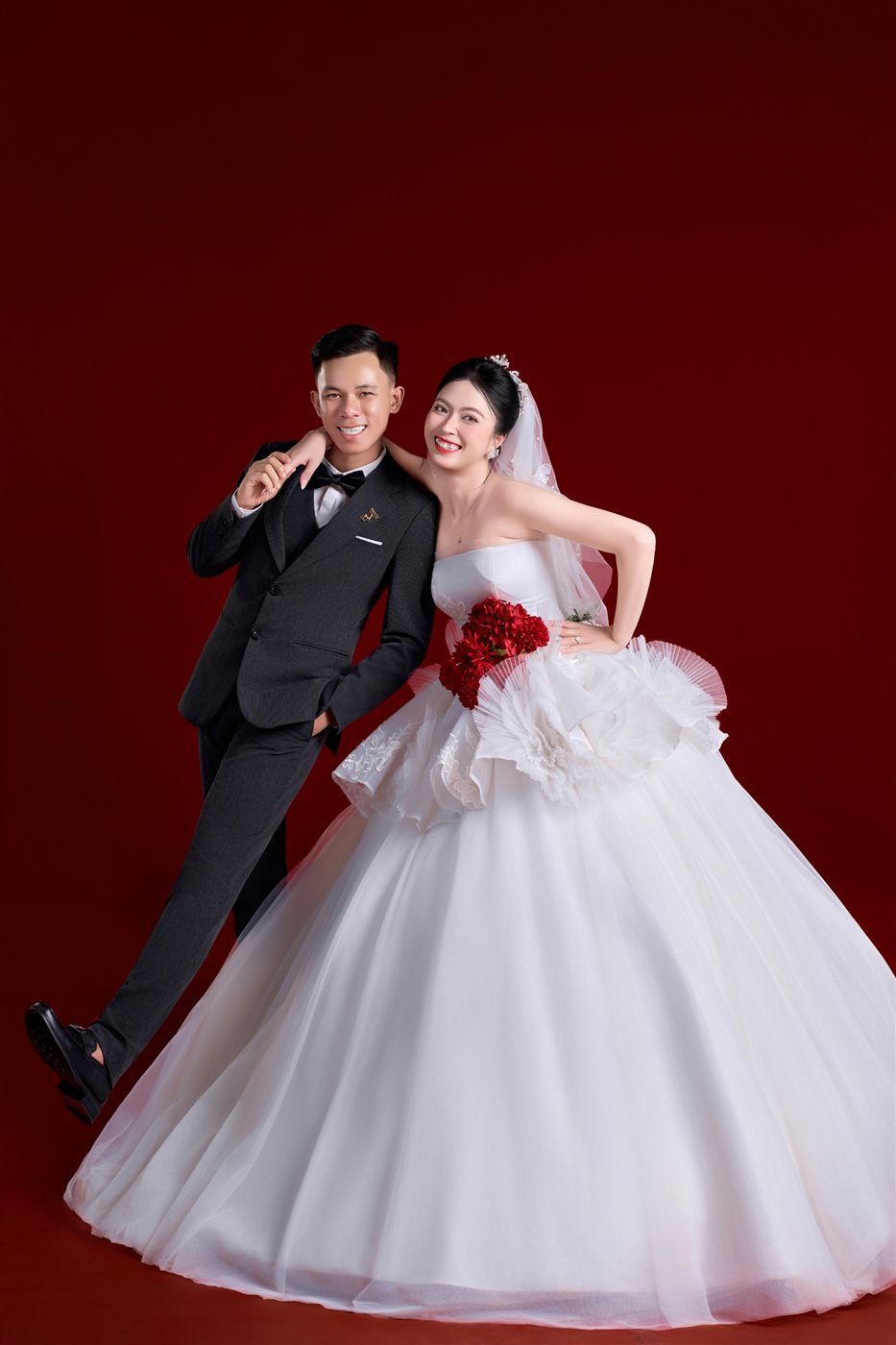 Ảnh cưới studio phông đỏ Pleiku
