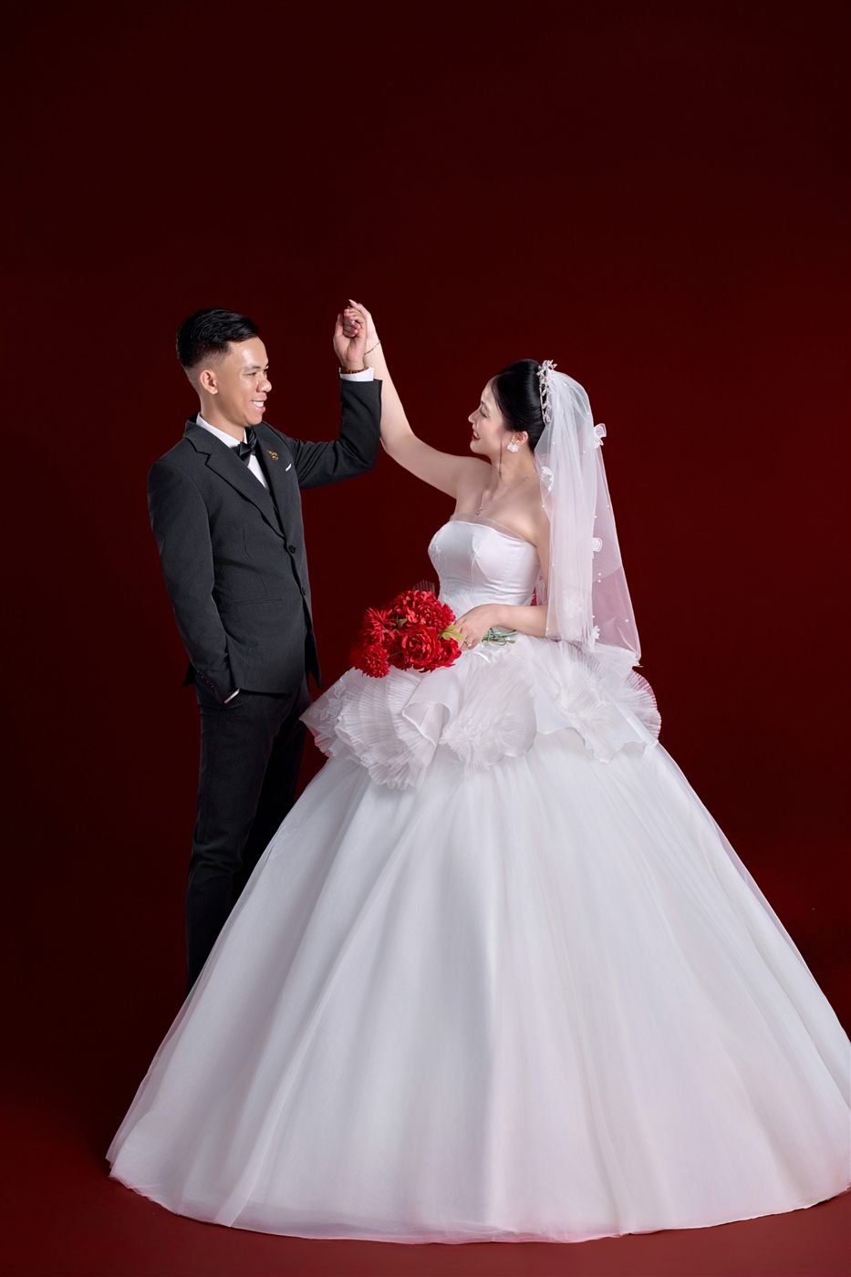 Ảnh cưới studio phông đỏ Pleiku