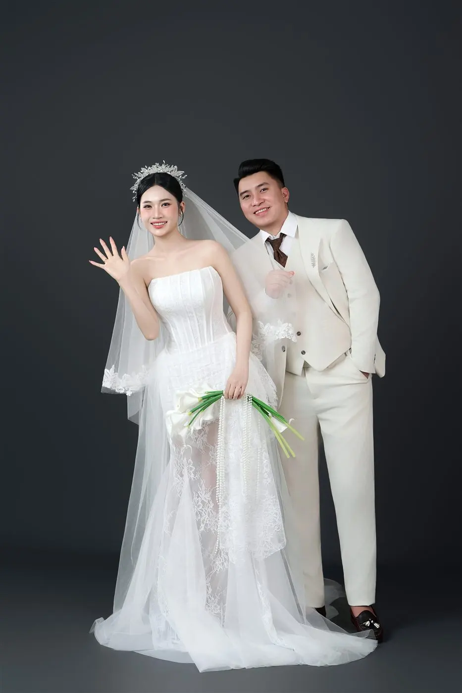 Ảnh cưới studio phông kem Pleiku