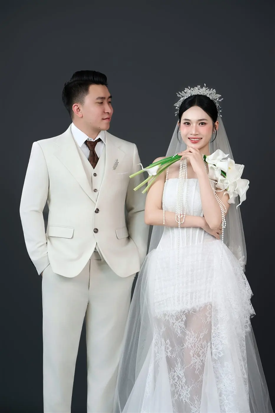 Ảnh cưới studio phông kem Pleiku