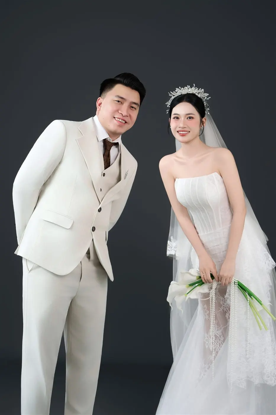 Ảnh cưới studio phông kem Pleiku